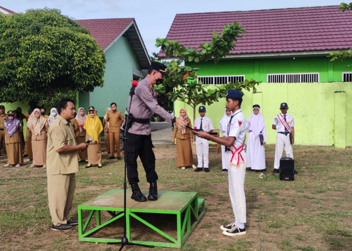 Peduli Pelajar, Kasat Binmas Ini Jadi Pembina Upacara, Salut!