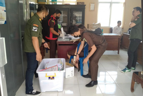 Kasus Korupsi Bantuan Operasional KB, Tim Satuan Khusus Kejari Tanggamus Geledah Kantor PPPA, Dalduk dan KB 