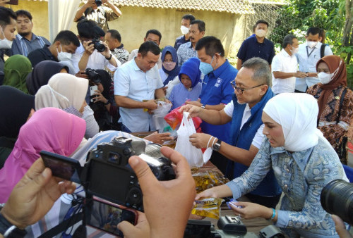 BREAKING NEWS : Bagikan Minyak Goreng Gratis, Warga Merak Batin Justru Curhat Masalah Cabe ke Mendag