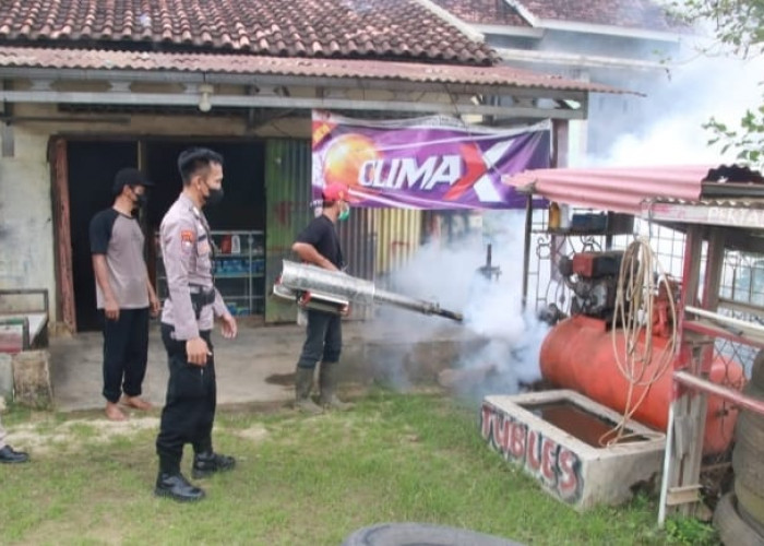 Atasi DBD, Anggota Polres Pringsewu Turun Tangan Gencarkan Fogging 