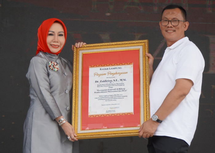 Perempuan Inspiratif, Zaidirina Peroleh Penghargaan Radar Lampung Award 2022