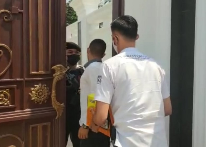 Datangi Rumah Mewah Karomani Ketika Lagi Penggeledahan, Protokol Unila Bawa Mesin Penghitung Uang, Untuk Apa?