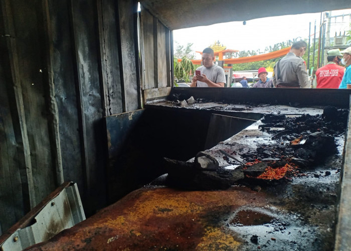 Diduga Kompor Meledak, Warung Geprek Ayam Terbakar