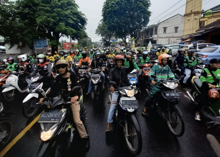 Imbas Harga BBM Naik, Ojol Ikut Berdemo di Depan Kantor DPRD 