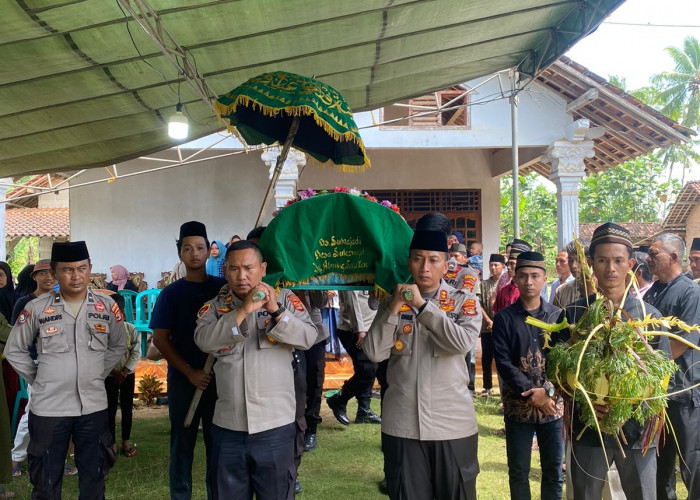 Kapolres Angkat Jenazah Korban Penembakan dan Berjanji Akan Tangkap Pelaku Pembunuhan