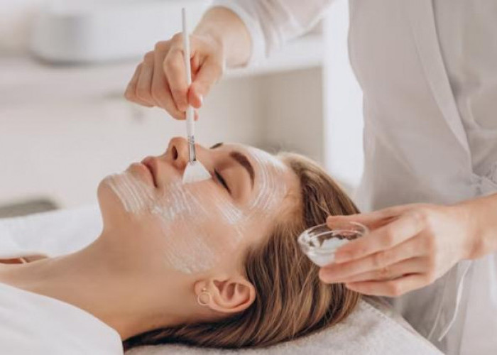 Cara Instan Memutihkan dan Membuat Wajah Glowing Permanen Dengan Baby Oil serta Air Mawar