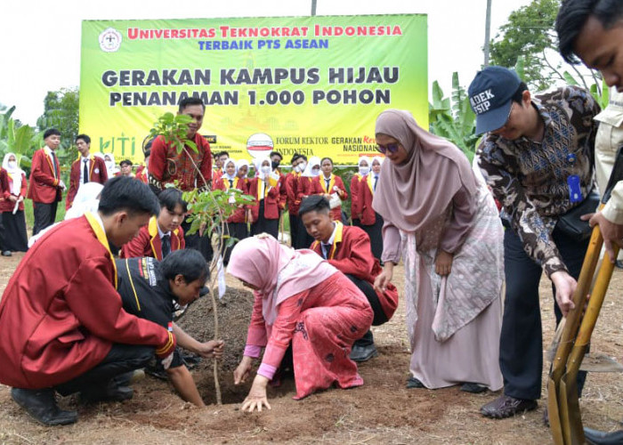 Mahasiswa Baru UTI Ikut Gerakan Penanaman Seribu Pohon