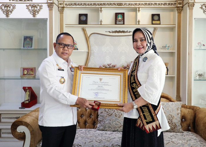 Riana Sari Arinal Raih Penghargaan Wiyata Dharma Pratama dari Mendikbudristek
