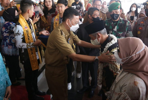 Setir Mobil Sendiri, Abah Sujadi-Mas Fauzi Tinggalkan Kantor Pemkab Pringsewu