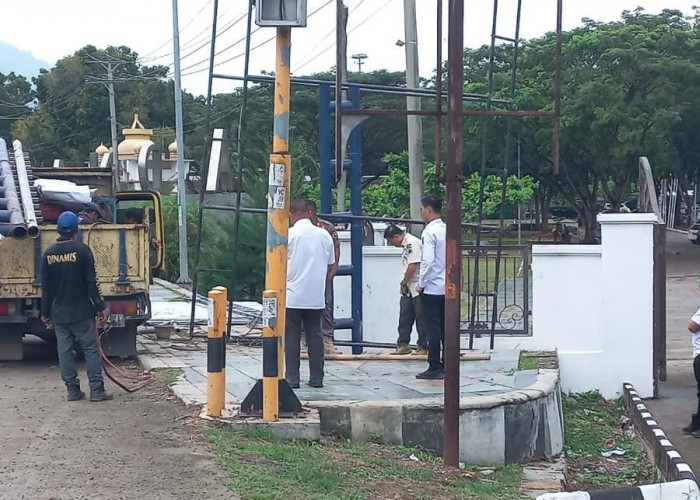 Pemkab Lamsel Tegur Pemilik Reklame yang Membangun Tak Sesuai Izin