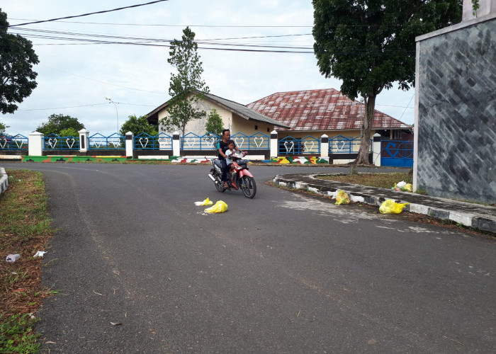 Lapor Pak Bupati! Jalan Protokol ke Pemda Way Kanan Banyak Berserakan Sampah