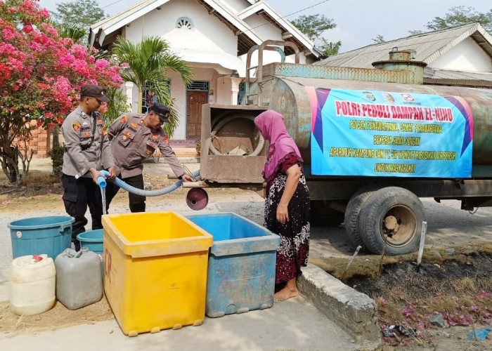 Door to Door, Polisi Bagikan Air Bersih untuk Warga Terdampak Kekeringan di Tulang Bawang