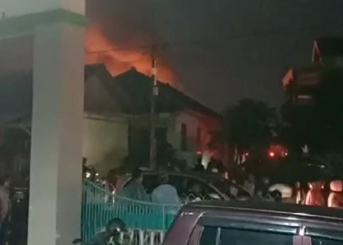 Akibat Selang Gas Bocor, 4 Kontrakan di Rajabasa Dilahap Si Jago Merah, Dua Orang Dilarikan Ke Rumah Sakit