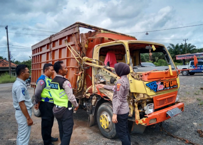Dua Truk Adu Banteng di Jalan Menikung, 3 Meninggal