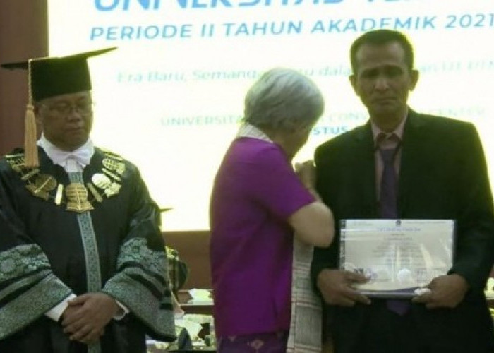 Penuh Haru, Ayah Brigadir Yosua Hadiri Wisuda Almarhum di Universitas Terbuka