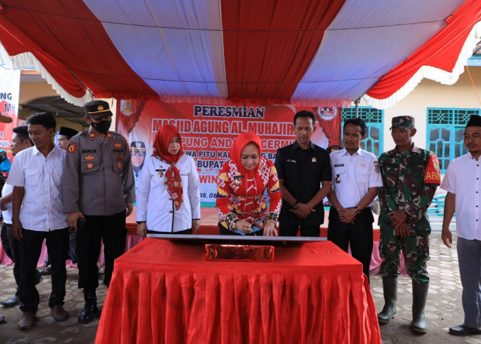 Ke Rawa Pitu, Winarti Resmikan Masjid Agung Hingga Gelar Pasar Murah