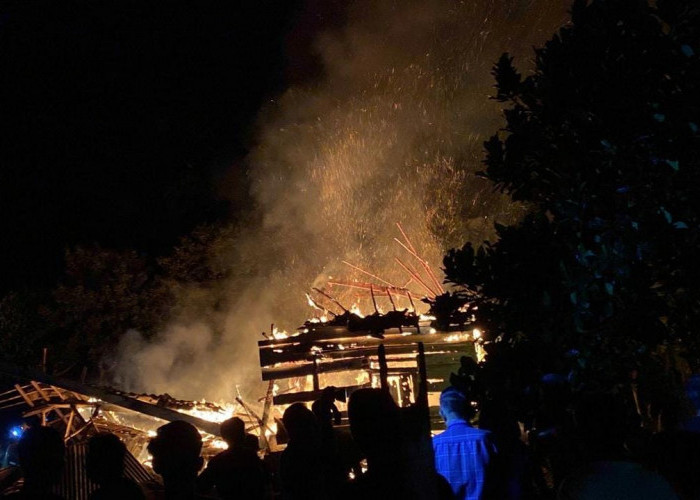 Tiga Ruko KUD Desa Trimodadi Ludes Terbakar