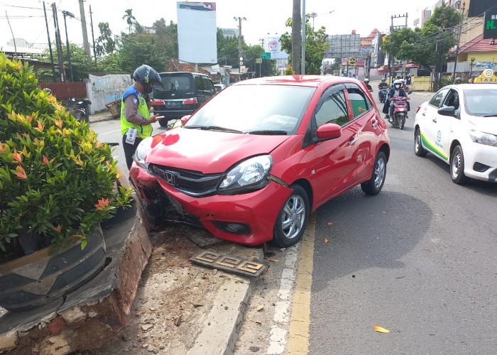 Brak!! Honda Brio Tabrak Pembatas Jalan di Jalan Z.A Pagar Alam
