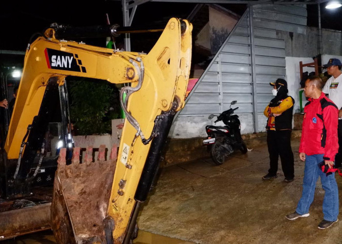 Ikut Turun Tangani Banjir, Wali Kota Turut Siaga Bersama Tim Hingga Subuh