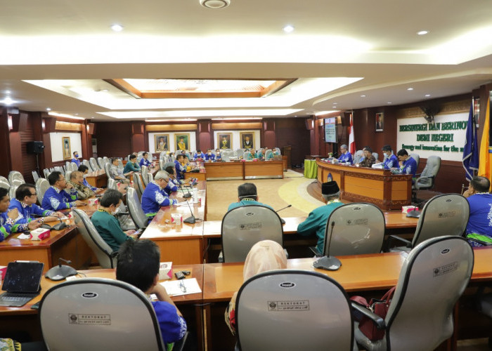 Unila Serahkan Dokumen Petunjuk Operasional Kegiatan 2023 ke Seluruh Unit Kerja