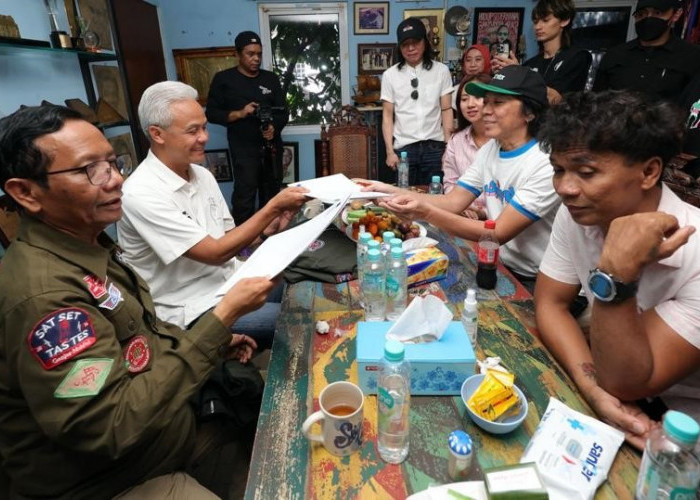 Gunakan Jaket Top Gan, Slank Dukung Ganjar Pranowo