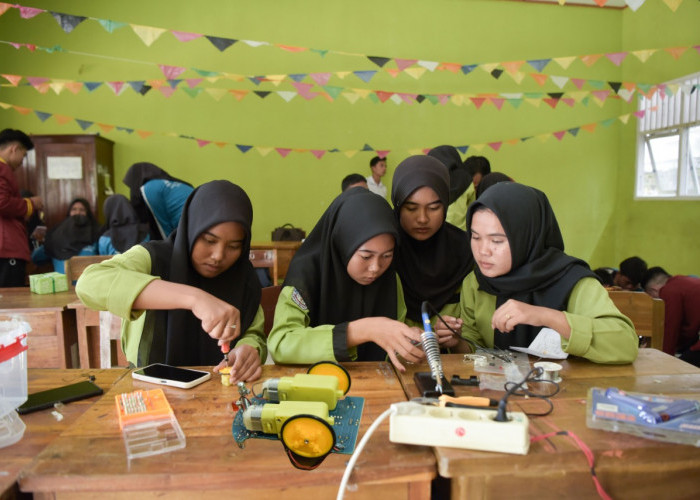 Canggih, Dosen dan Mahasiswa Universitas Teknokrat Indonesia Ajarkan Siswa Merakit Robot Cerdas