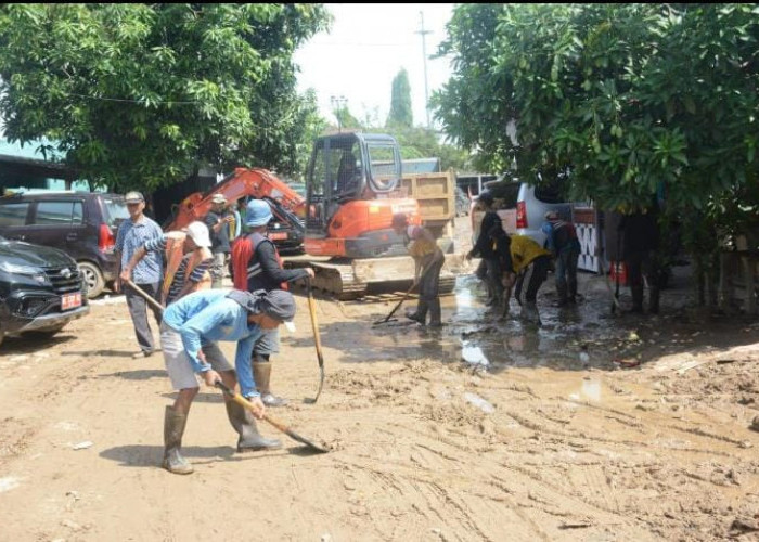 Warga dan Petugas Bahu-Membahu Bersihkan Wilayah Panjang Utara Pasca Banjir