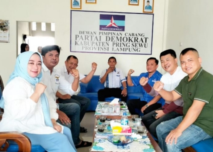 Ketua APDESI dan Wakil Ketua DPRD Ambil Formulir Bupati di PDIP Pringsewu