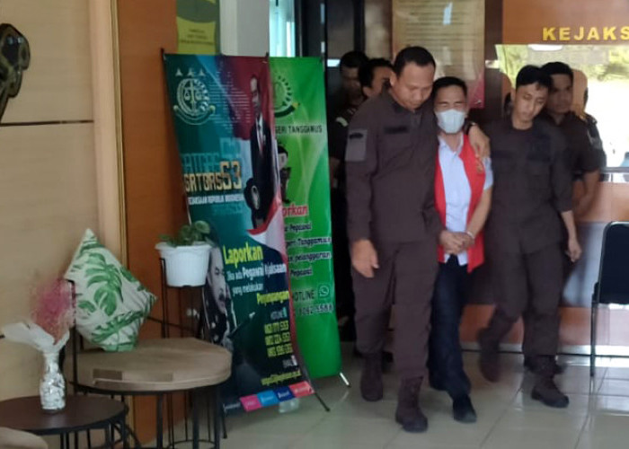 Diperiksa Tiga Jam, Tersangka Dugaan Korupsi BOKB Tanggamus Dibawa ke Rutan Kota Agung 