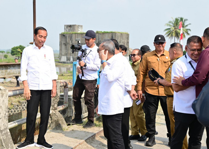 Presiden Jokowi Sempat Berhenti di Jalan Rusak dan Berlubang di Lampung Selatan