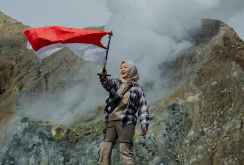 Merayakan HUT RI ala Senator Jihan Nurlela, Kibarkan Merah Putih di Gunung Papandayan 