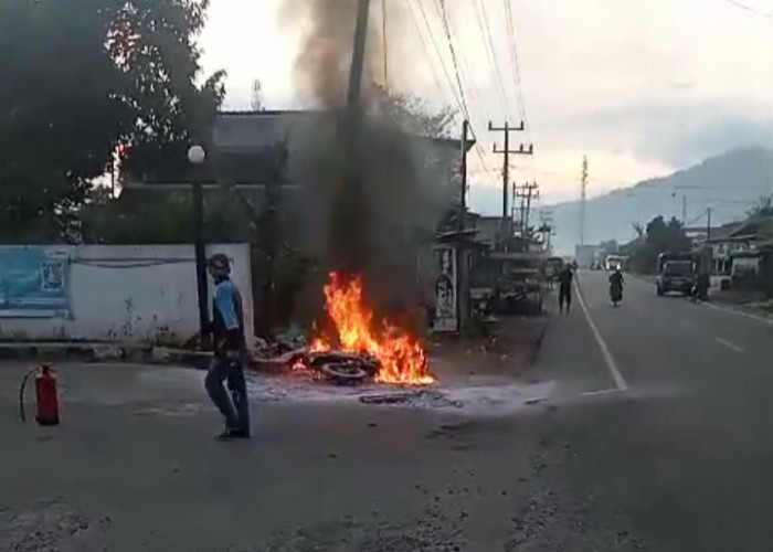 Lupa Tutup Tanki BBM, Satu Unit Sepeda Motor Terbakar di SPBU Karang Agung