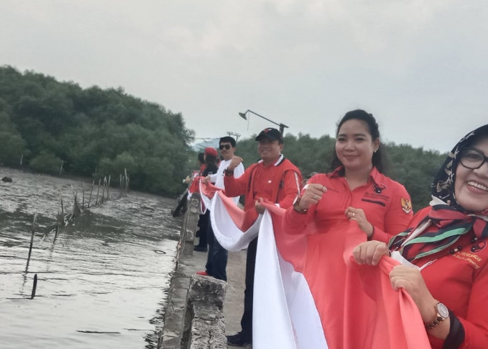 DPC PDI-Perjuangan Kibarkan Merah Putih 77 Meter di Pulau Pasaran, Wiwik Anggaini: Kami Mengawal Usulan Rakyat
