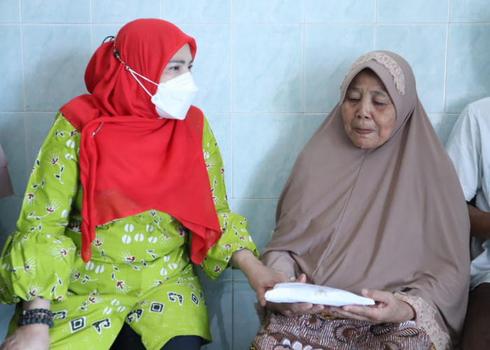 Beri Bantuan Kepada Korban Kebakaran di Sukajawa, Ini Pesan Eva Dwiana