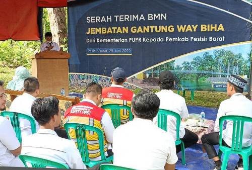 Kementerian PUPR Serahkan Jembatan Gantung di Pesisir Barat 