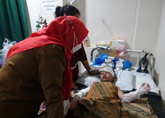 Bentuk Kepedulian kepada Warga, Bunda Eva Jenguk Korban Kebakaran Durian Payung dan Bantuan Rp 10 juta 