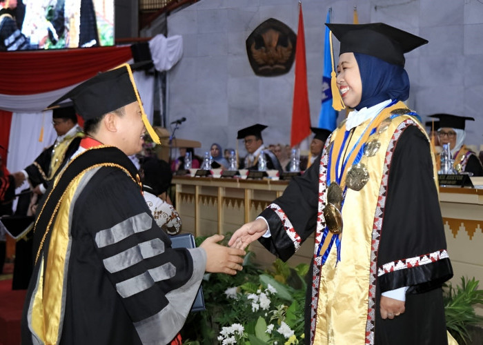 Marindo Kurniawan Wisudawan Terbaik Program Doktor Ekonomi FEB Unila