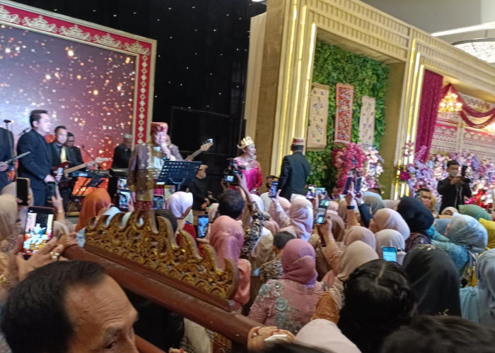 Gubernur Lampung Hipnotis Tamu Undangan Dengan Sumbangkan Beberapa Lagu
