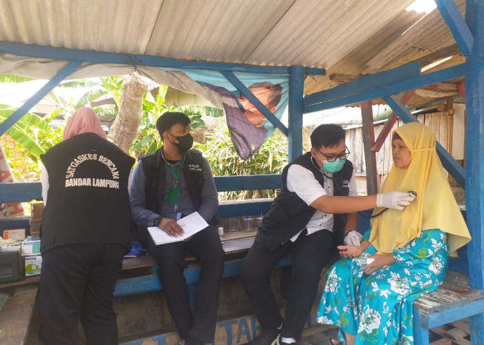 Kian Gawat, Dampak Asap Kebakaran TPA Bakung, 39 Warga Silih Berganti Sambangi Posko Kesehatan Darurat