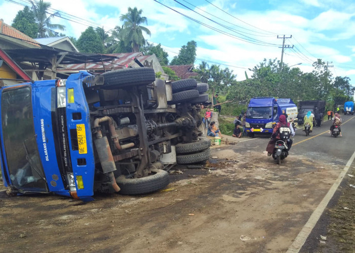 Truk Pengangkut Solar Terguling di Jalinbar Tanggamus, Sopir Tewas di TKP