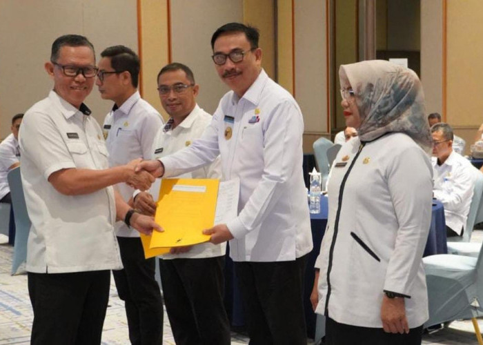 Gubernur Serahkan SK Penunjukan Pengelolaan Anggaran Dekonsentrasi dan Tugas Pembantuan Tahun 2023