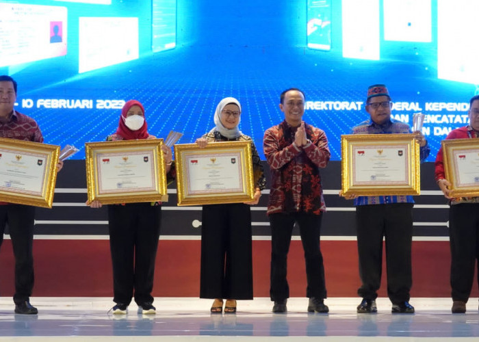 Eva Dwiana Terima Penghargaan Kategori Dukcapil Hebat Dari Kemendagri