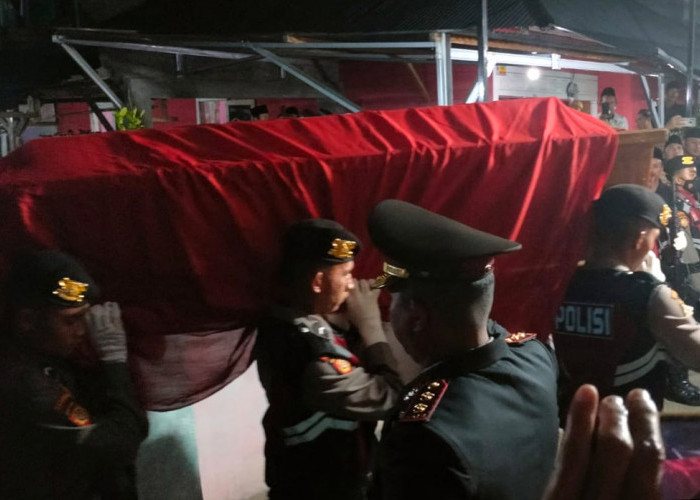 Gerimis dan Isak Tangis Iringi Pemakaman Aipda Ahmad Karnain 