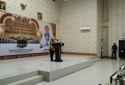 Tangis Haru Nunik Pecah Saat Lepas CJH Kloter Pertama