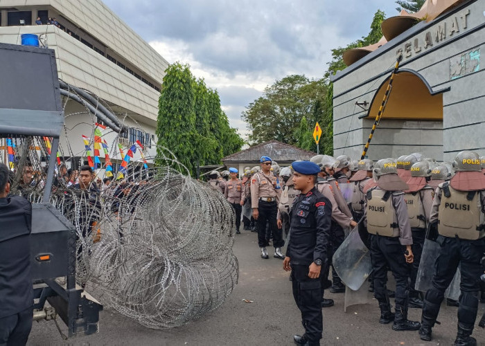 Polisi Kembali Pasang Kawat Berduri