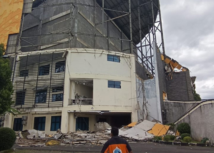 Bagian Gedung DPRD Pesawaran Roboh, Cuaca Ekstrem Diduga Jadi Pemicu