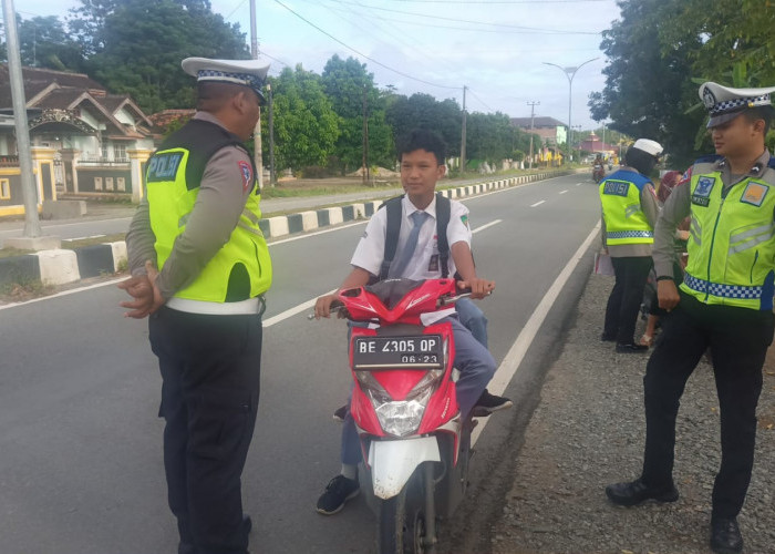 Cegah Lakalantas, Polisi Tertibkan Pelajar yang Membawa Motor