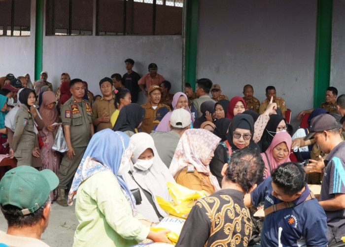 Gelar Pasar Murah Pj Bupati Tubaba Menyerahkan Langsung Paket Beras ke Masyarakat