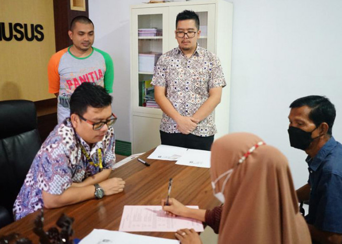 Keluarga Terdakwa Kasus Korupsi Jembatan Way Batu Serahkan Uang Titipan ke Kejari Lampung Barat 