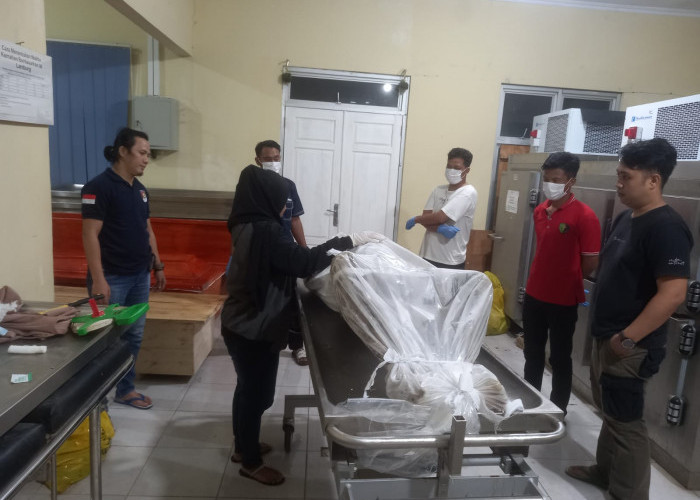 Dijemput Keluarganya, Jasad Yang Ditemukan di Laut Way Batang Merupakan ABK